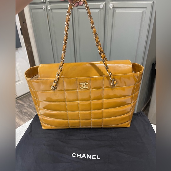CHANEL Quilted Patent Leather Tote - Picture 4 of 14